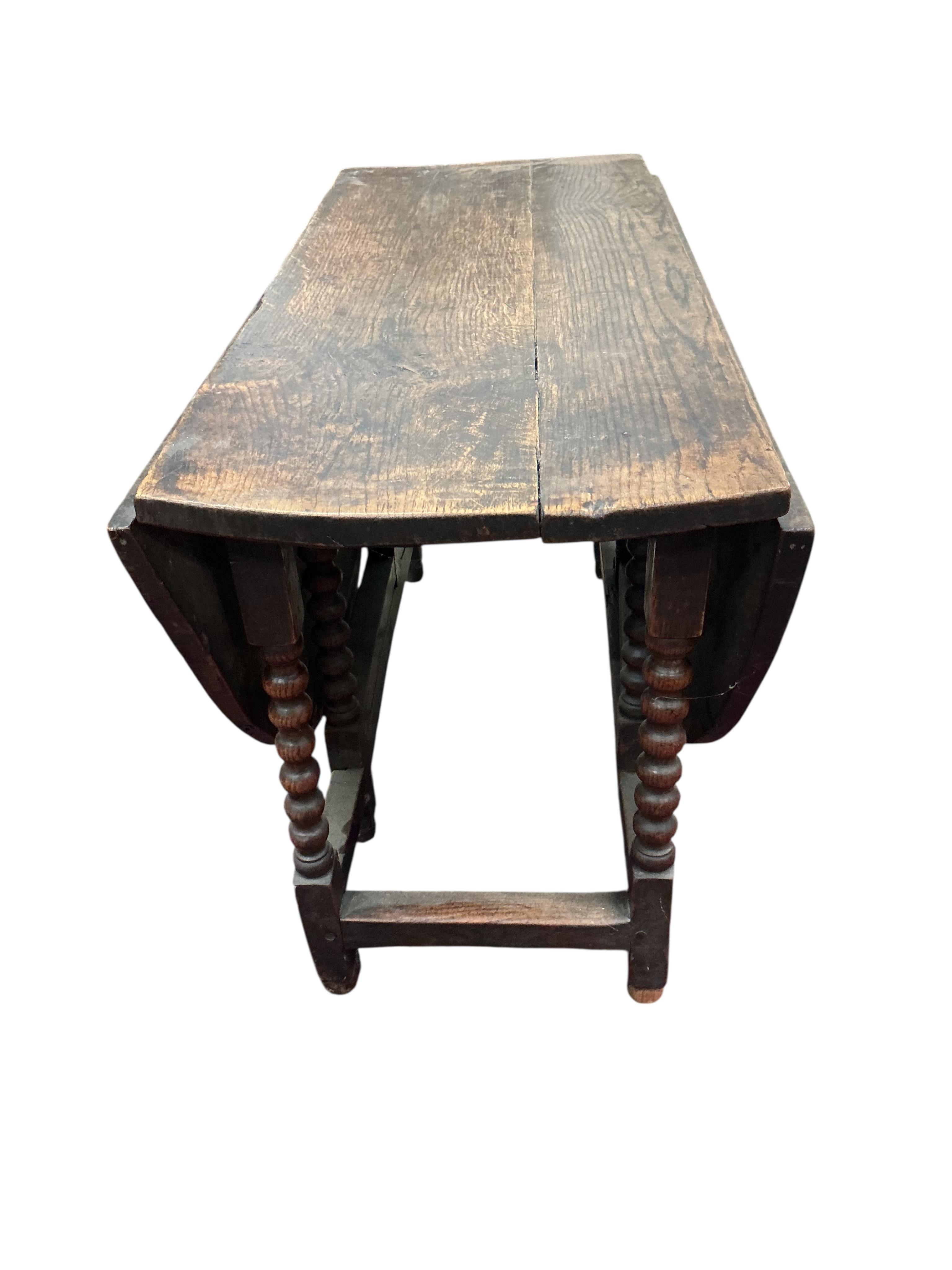 An oak gate leg table, width 120cm, depth 53cm, height 74cm